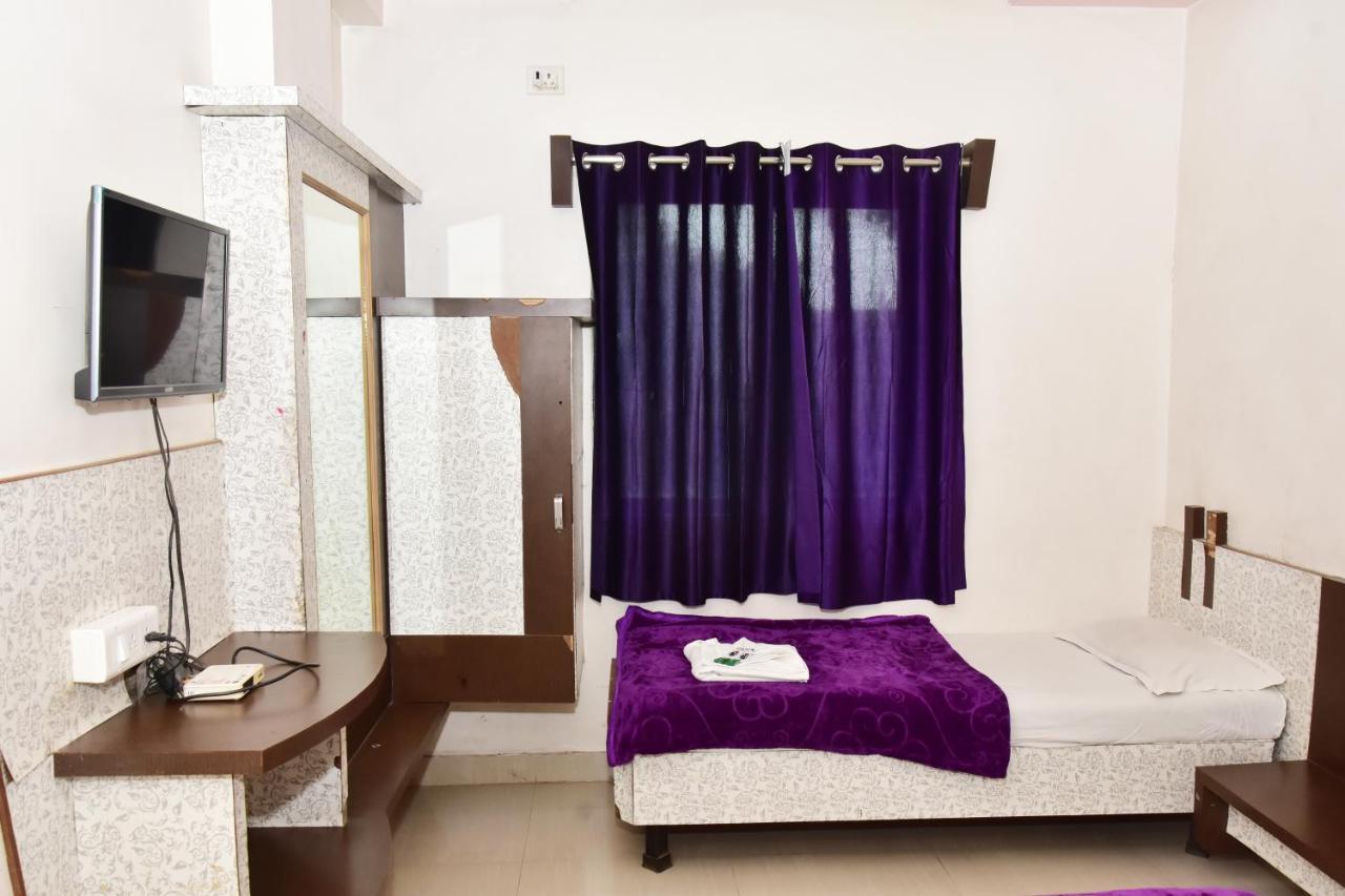 Hotel Temple Sai Shirdi Exteriör bild