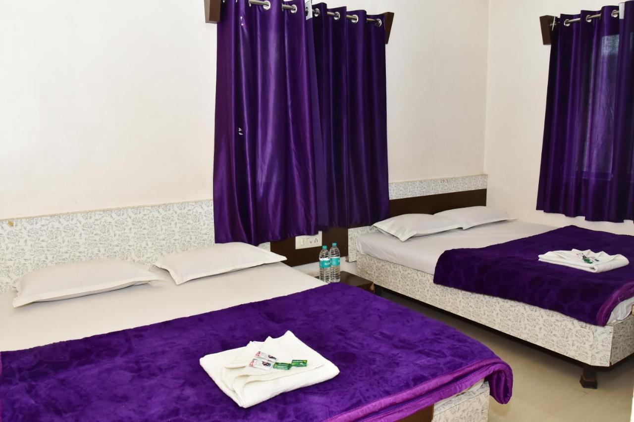 Hotel Temple Sai Shirdi Exteriör bild