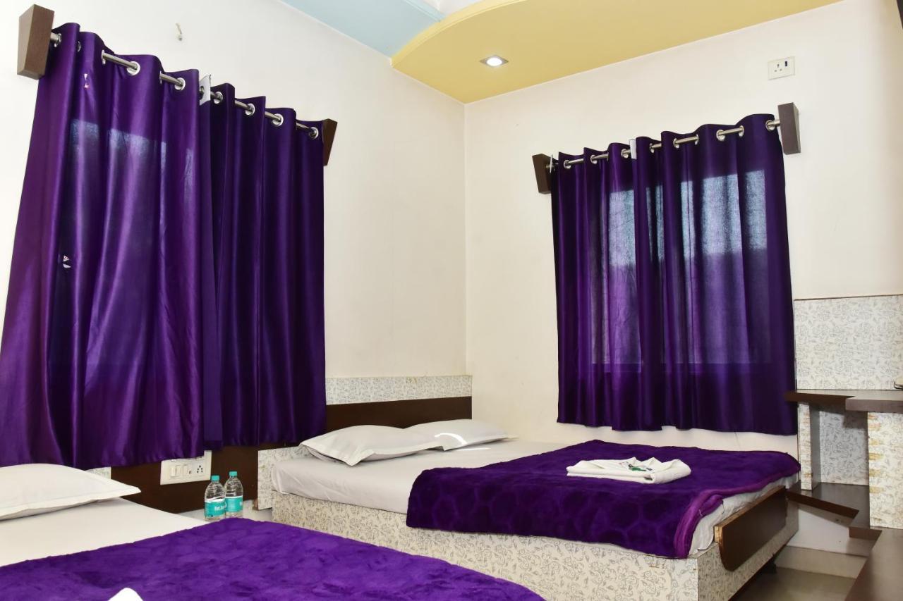 Hotel Temple Sai Shirdi Exteriör bild