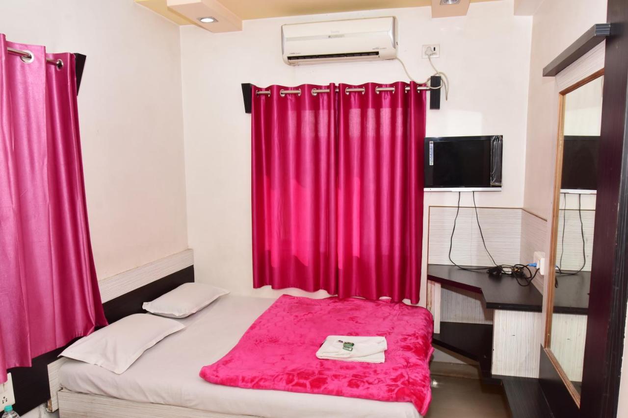 Hotel Temple Sai Shirdi Exteriör bild