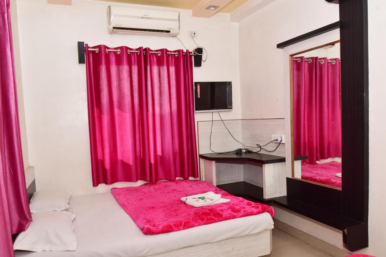 Hotel Temple Sai Shirdi Exteriör bild