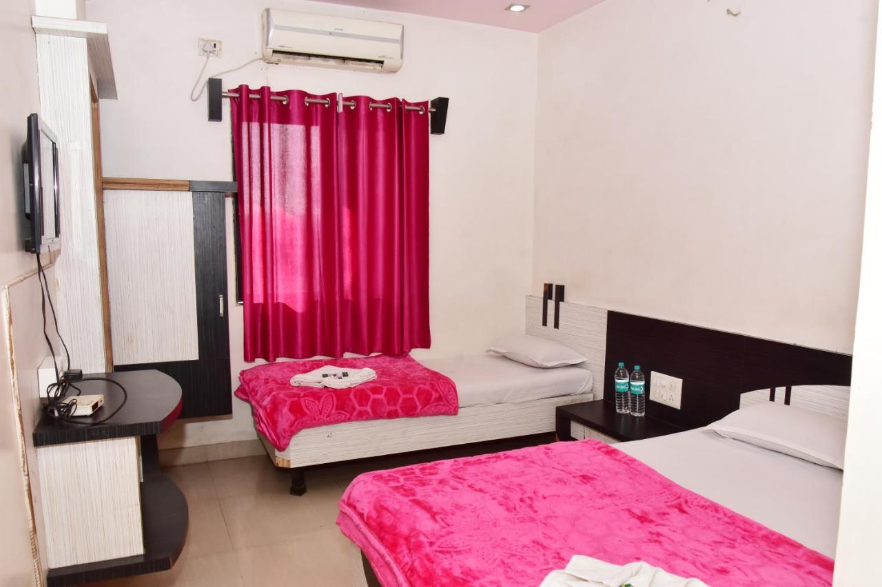 Hotel Temple Sai Shirdi Exteriör bild