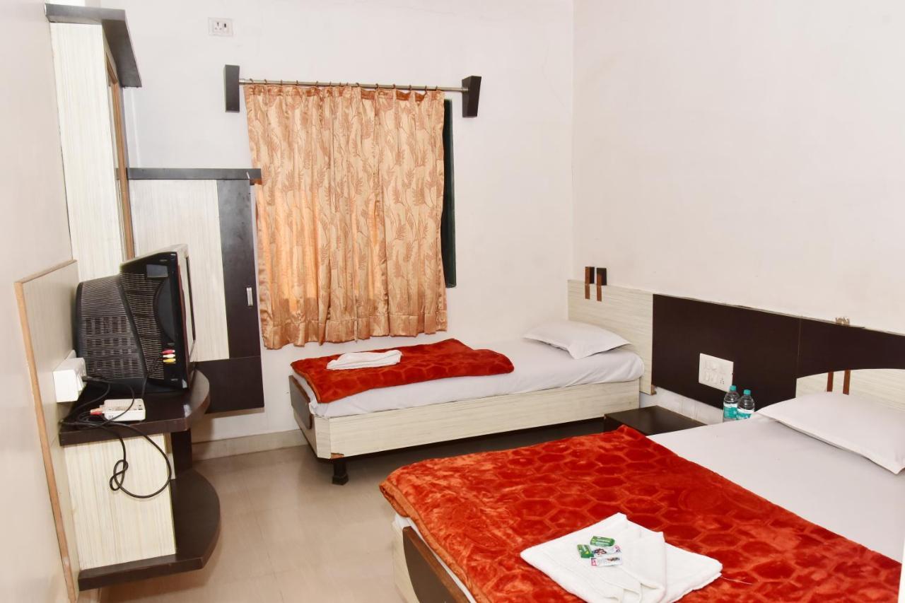Hotel Temple Sai Shirdi Exteriör bild