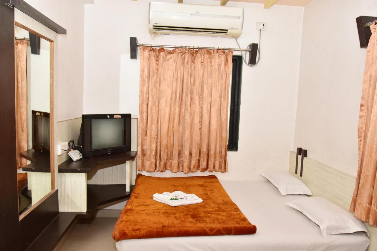 Hotel Temple Sai Shirdi Exteriör bild