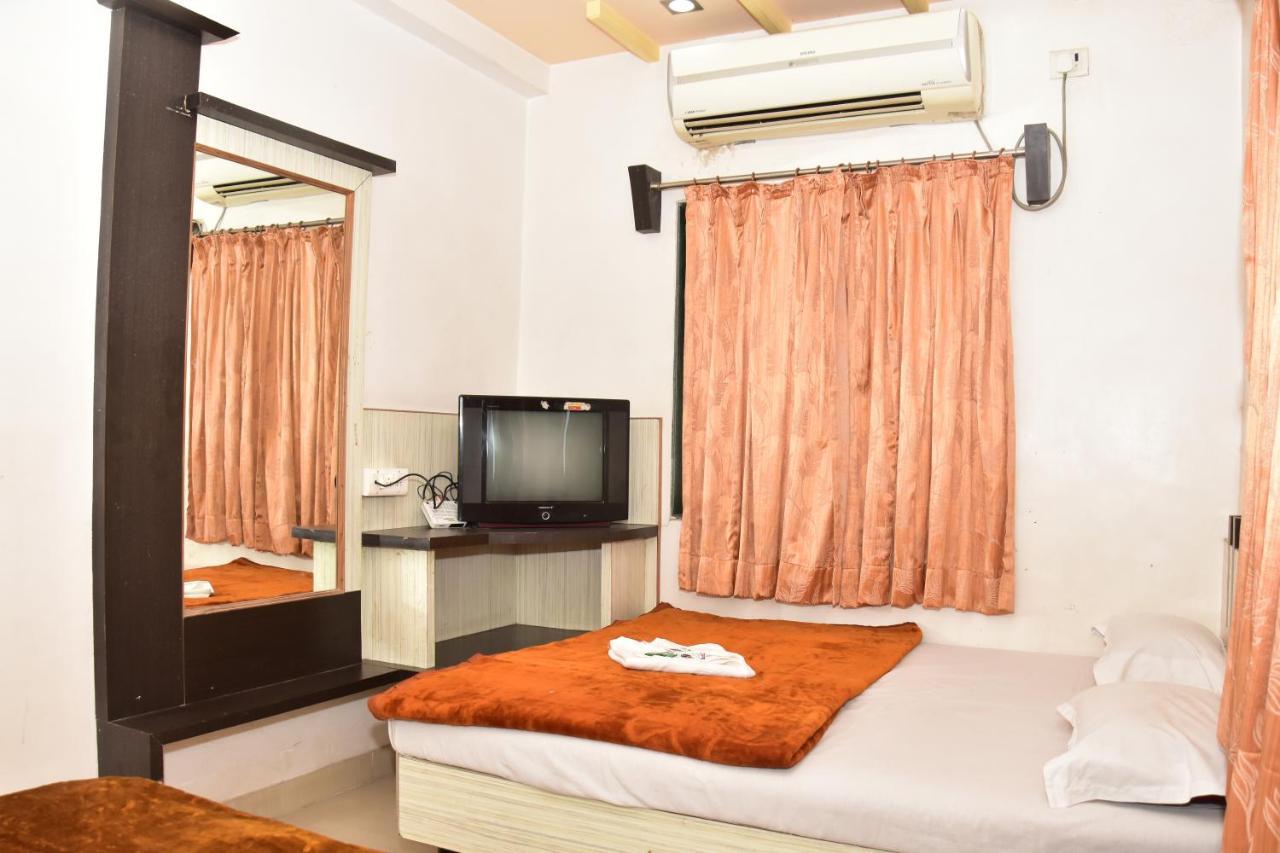 Hotel Temple Sai Shirdi Exteriör bild